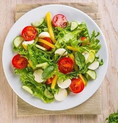 Μία από τις επιλογές για μια δίαιτα φαγόπυρου για ένα μήνα περιλαμβάνει τη χρήση σαλάτας λαχανικών