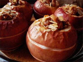 Τα μήλα ψημένα με αποξηραμένα φρούτα είναι ένα επιδόρπιο στο μενού διατροφής μετά την αφαίρεση της χοληδόχου κύστης