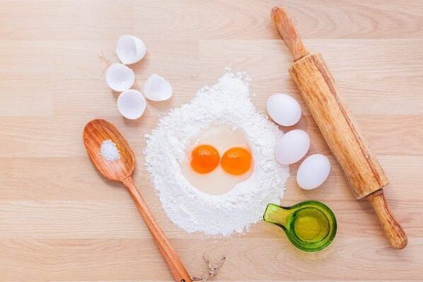 Προετοιμασία ενός πιάτου για μια δίαιτα αυγών που εξαλείφει το υπερβολικό βάρος