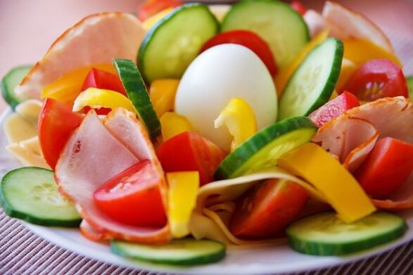 Σαλάτα λαχανικών στο μενού διατροφής με αυγό και πορτοκάλι για απώλεια βάρους