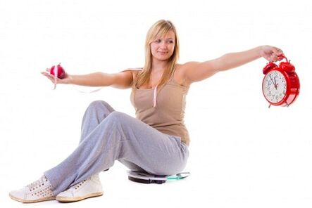 Ένα κορίτσι που θέλει να χάσει βάρος τρέφεται υγιεινά και σύμφωνα με ένα σχήμα