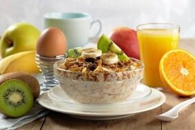 Κουάκερ με φρούτα ως υγιεινό πρωινό για την απώλεια βάρους