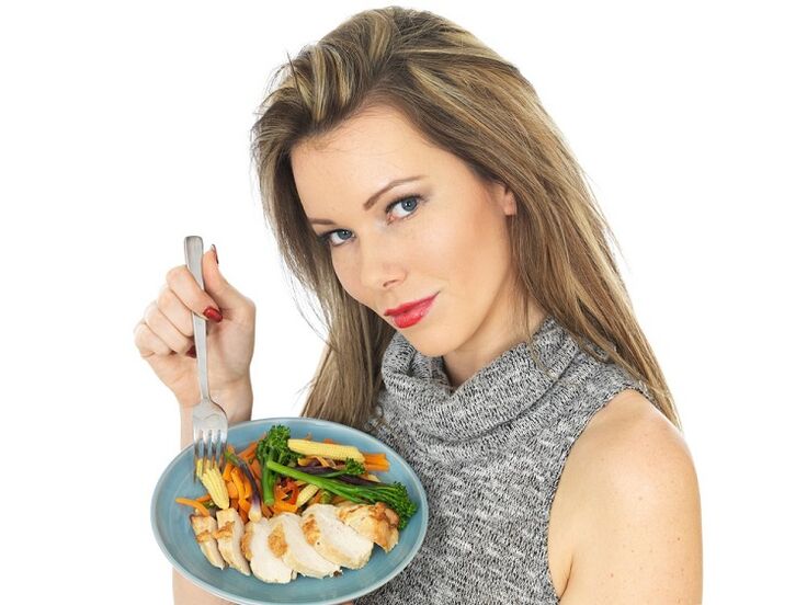 Το κορίτσι τρώει κοτόπουλο με λαχανικά για απώλεια βάρους