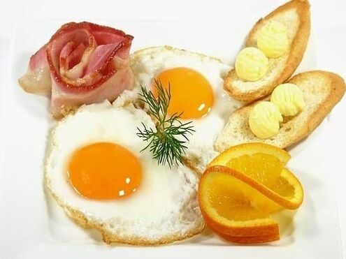Τηγανητά αυγά με μπέικον ως απαγορευμένη τροφή κατά της γαστρίτιδας